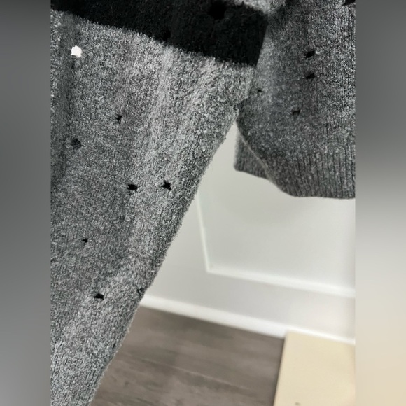 Topshop Women’s Gray and Black Crew Neck Distressed Sweater sz 8 - Picture 5 of 7